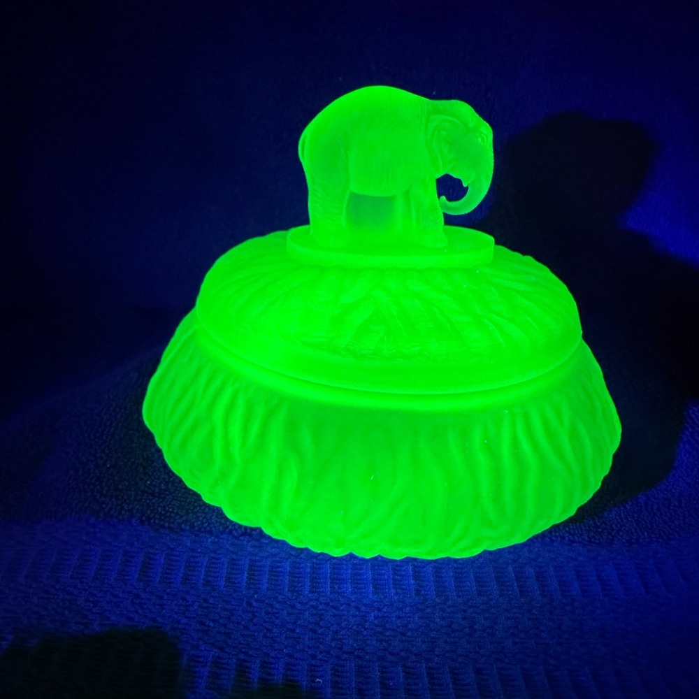 Uranium Elephant powder Jar
